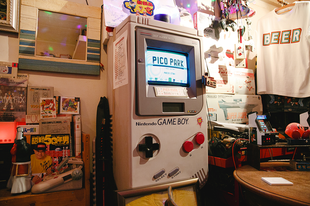 8bitcafe　ナヲ　特別インタビュー　Part2　さまざまな人が行き交う新宿に広がる“摩訶不思議”な空間